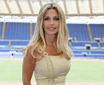 She has been active on rai since the 1990s, hosting its main sports programs such as la domenica sportiva and 90º minuto. PAOLA FERRARI come era e come è curiosando qui con belle FOTO