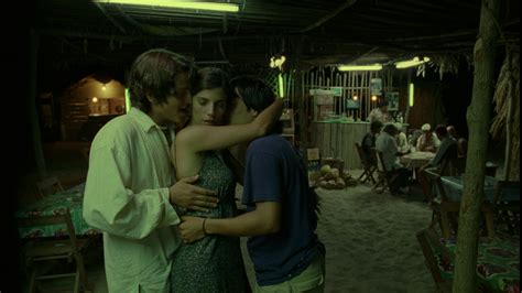 Y tu mamá también (ou et… ta mère aussi au canada francophone) est un film mexicain réalisé par alfonso cuarón, sorti en 2001 synopsis. Apimentário | Y Tu Mamá También (2001) - Clube da Poltrona