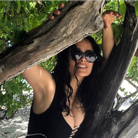 Salma hayek resolveu postar uma foto sua no instagram de maneira natural: Salma Hayek Cleavage - The Fappening Leaked Photos 2015-2020