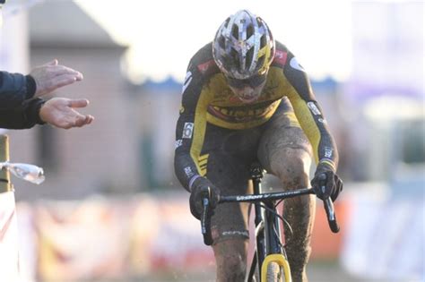 Kersvers papa wout van aert zwoegt naar 4e driekleur, toon aerts vicekampioen | bk veldrijden 2021. Wout Van Aert wint BK Veldrijden na fenomenale onemanshow ...