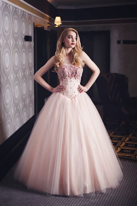 Armani brautkleider ind eine wunderbare möglichkeit, einer formellen hochzeitzeremonie und einem empfang einen dekadenten til zu verleihen. Brautkleid in rosa mit Perlen bestickt Maßanfertigung ...