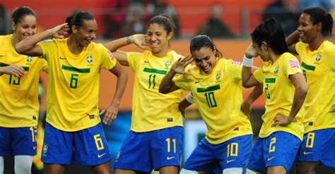 Até que o técnico de 55 anos aceitou. Seleção brasileira de futebol feminino é convocada para ...