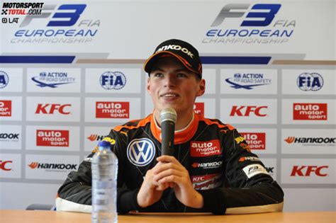 Bij de persbijeenkomst was ook een trotse vader aanwezig. Verstappen im Interview: "Ein oder zwei" WM-Titel im ...