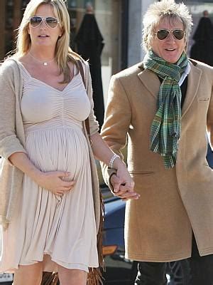 Demande de mise à jour. Schwangere Stars: Baby-Countdown