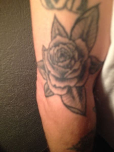 From jade >… tattrx | татуировки, moscow, tattoo artist. JEREMY JOHNSON: Eine schwarze Rose in Kroatzien gestochen ...