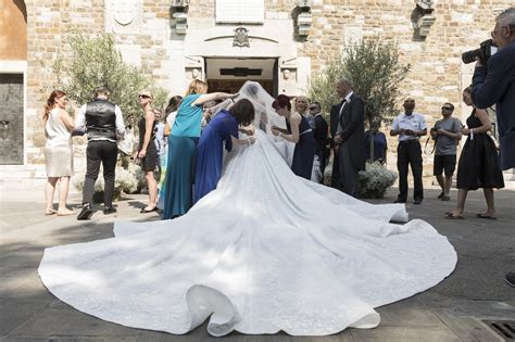 Das hochzeitskleid von victoria swarovski sah aus, als ob es aus einem wunderschönen märchen kam. Victoria Swarovski: Shitstorm für 800.000 Euro Brautkleid ...