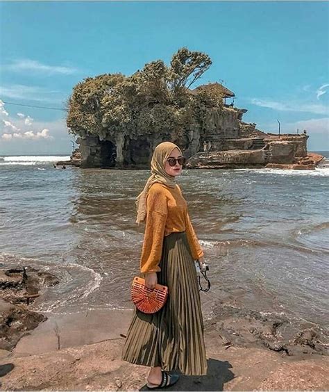 Dengan ootd ini kamu akan tampil menawan tanpa ribet padukan dengan hijab polos dan kombinasikan dengan topi pantai jerami yang cantik. 40+ Koleski Terbaik Ootd Hijab Rok Plisket Ke Pantai - My ...