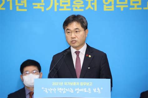 Jun 01, 2021 · 이용구 법무부 차관의 '택시 기사 폭행' 부실수사 의혹을 자체 진상 조사하는 경찰이 사건 담당 수사관과 피해 택시 기사를 재차 소환해 조사했다. '가짜유공자' 거른다…손혜원 父는 제외, 김원웅 부모는 검증 ...