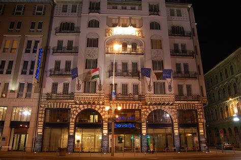 De stad werd in 1873 gevormd door het samenvoegen van boeda en óbuda op de rechteroever van de donau met pest op de linkeroever. Novotel Budapest Centrum - Hotel Palace | Vendéglátás ...