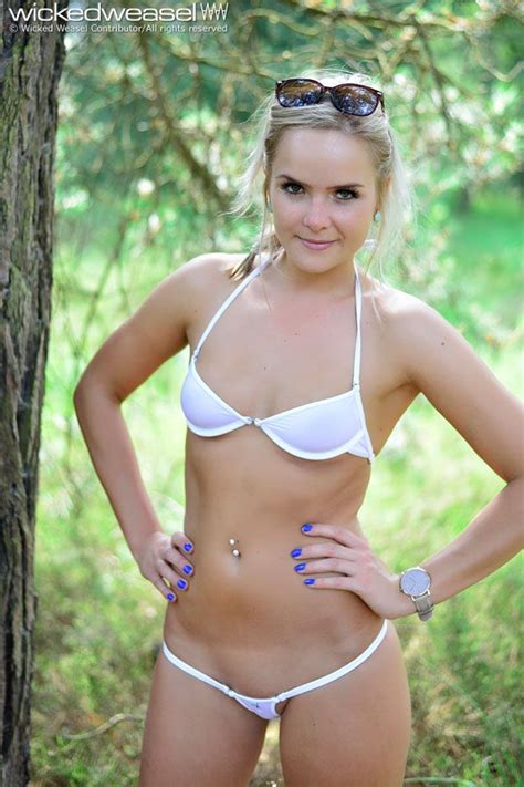 Glamour outfitters uses cookies to offer you a smoother and more personalised experience. Sucking Puffy Nipples Women - PORNO Gallery