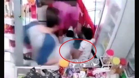 Jelaskan kepada anak bahwa tiap keluarga berbeda dalam banyak hal. Viral Video Pria Tendang Anak Kecil Hingga Terjatuh ...