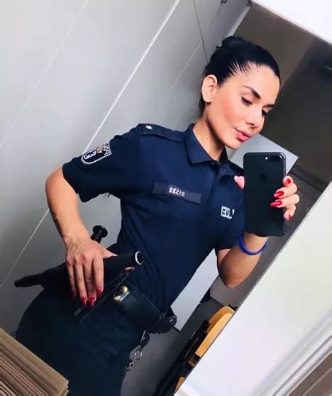 A hashtags #shecandoboth também está sendo muito usada por mulheres que compartilham selfies. 性感模特?其实她们是女警察（图）(2)_奇象网