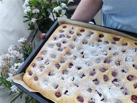 Mit unseren schnellen rezepten für leckere kuchen können sie nichts falsch machen, wenn sich unerwarteter der teig für diesen einfachen rhabarberkuchen vom blech wird ohne hefe gebacken und ist. Schneller Kirschkuchen vom Blech - SIMPLYLOVELYCHAOS ...