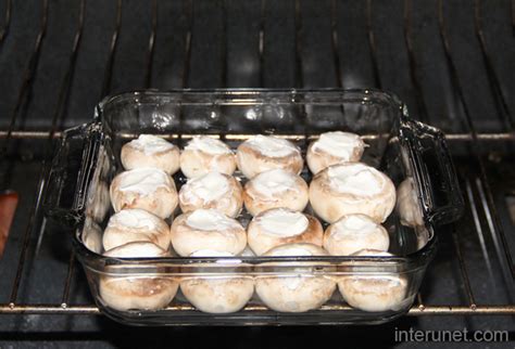 Putting mushrooms in the oven | interunet