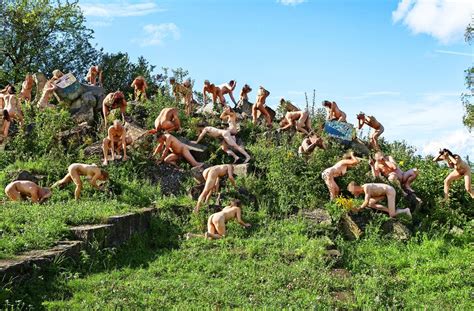 Wenn frauen nackt gegen nackte frauen protestieren, muss schon etwas besonderes dahinterstecken. Kolumne zum Kunstkalender „Kesselsafari": Die Nackten von ...