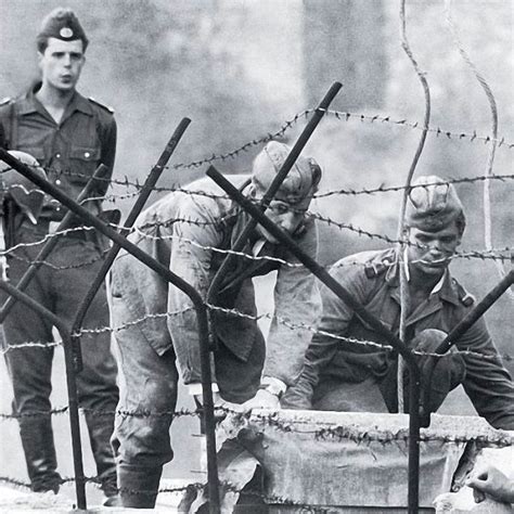 Die flucht aus der sowjetzone und die sperrmassnahmen des kommunistischen regimes vom 13. Berlin, Mauerbau im August 1961. Fotograf unbekannt. | Ddr ...