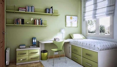 Dinding bernuansa abu dipercantik dengan dua buah cermin yang unik dan beberapa foto yang menempel. Model Desain Kamar Tidur Minimalis Terbaru Untuk Ruang ...