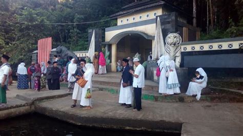 Situ lengkong panjalu masih memiliki kondisi alam yang alami dan asri sehingga membuat wisatawan semakin betah. Perjalanan Spiritual ke Situ Panjalu Ciamis Disambut ...