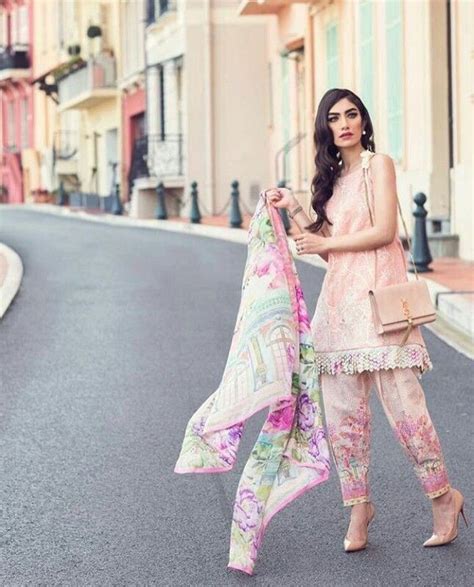 Meskipun diriku, tak sedang menangis. Pakistani lawn shalwar kameez by Farah Talib Aziz. Model ...