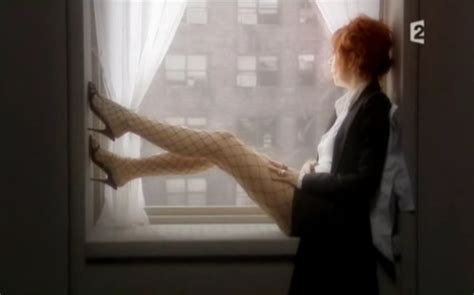 Qui entre dans l'histoire entre dans le noir histoire d'y voir mon plus beau geste. Mylene.Net - Le site référence sur Mylène Farmer