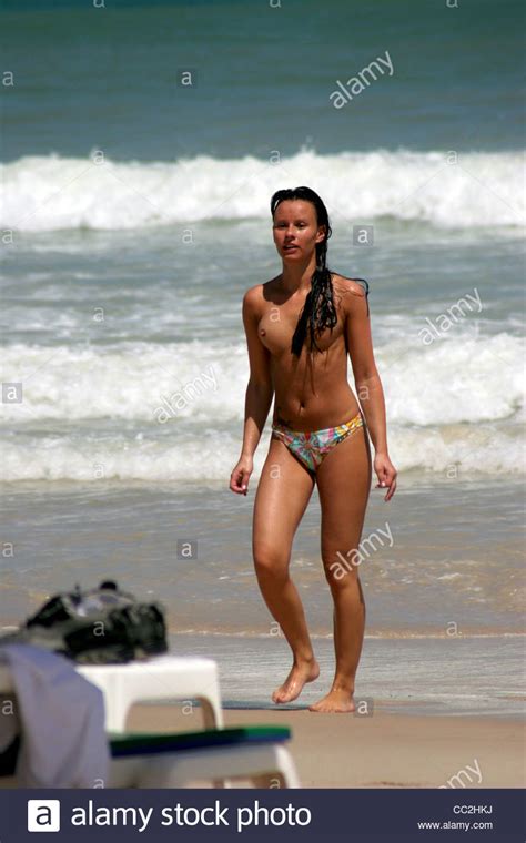 Click here to get dutch lady moms club free samples now. Una mujer topless turista vistiendo bikini bottoms es ...