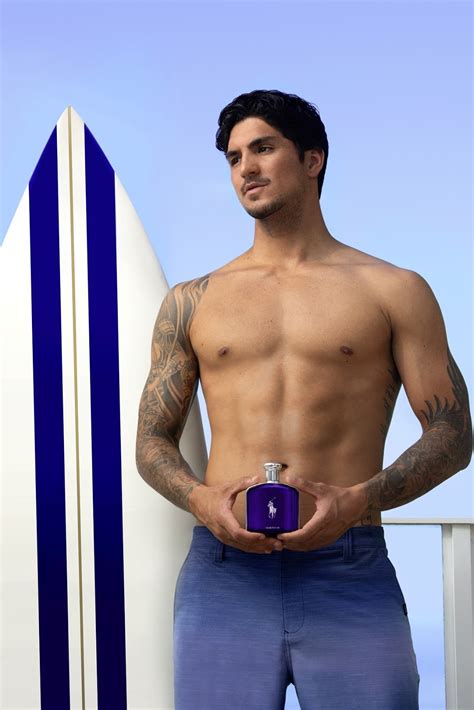 Gabriel medina takes on mateus herdy in round three, heat 9 at the 2019 quiksilver pro gold follow gabriel medina around southern california as he has a couple of freesurfs before the nike. Buenos Aires Gay : El surfista Gabriel Medina como nuevo colaborador del perfume Polo Blue