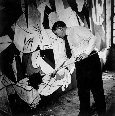 It was painted as a reaction to the aerial bombing of guernica, spain by german and italian forces during the spanish civil war in 1937. Guernica e il cubismo truculento di Pablo Picasso ...