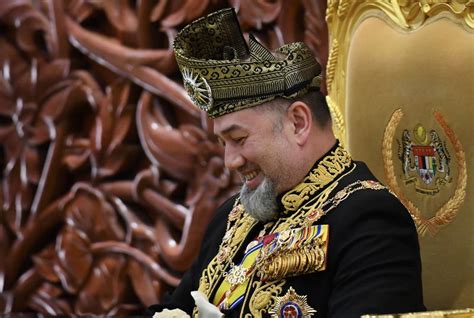 Mahathir bin mohamad sebagai perdana menteri. Yang di-Pertuan Agong Sultan Muhammad V letak jawatan ...