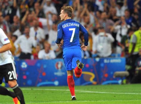 Griezmann performing his celebration after scoring france's opening goal against germany. Euro 2016: a Griezmann celebration! - JIMI PARADISE