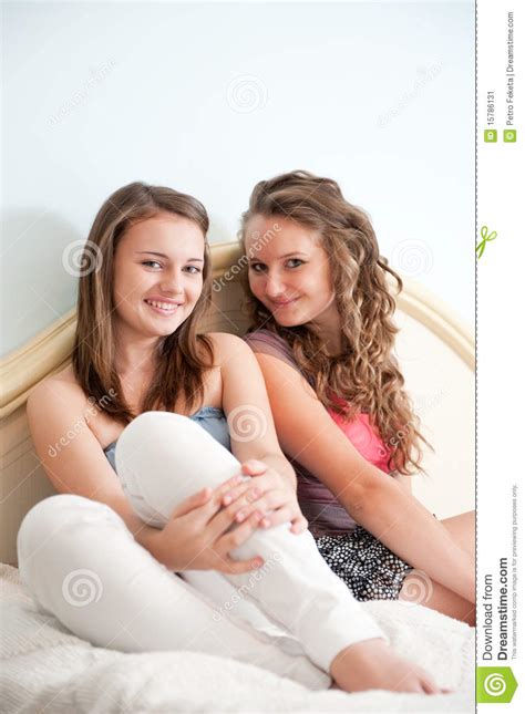 Wenn der partner aber einen kink hat dann kannst du ihm entgegenkommen. Zwei Mädchen im Bett stockbild. Bild von recht, frauen ...