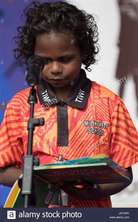 Air ngukurr fliegt zwei mal täglich von darwin nach milikapiti. Milikapiti Students read from 'No Way Yirrikipayi ...