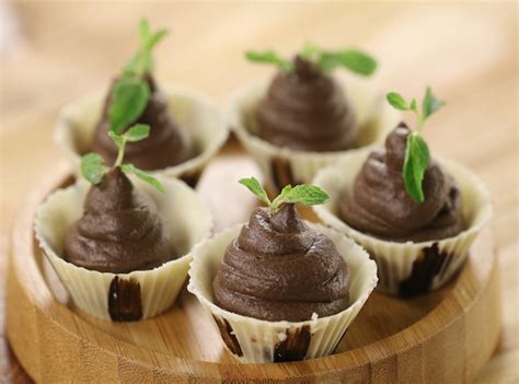 Set it over a pan of simmering water just until the chocolate melts. How to make Quick Chocolate Orange Mousse, recipe by ...