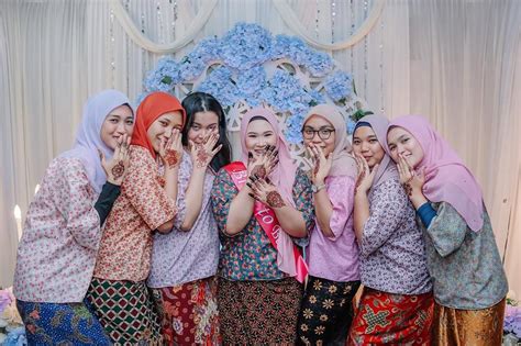 Dalam perkongsian gambar tersebut juga izara dilihat mengenakan busana bertemakan bollywood manakala adib dengan gaya kasual. Malam berinai scha & mukh / 17-3-2018 / sg tengar sabak ...