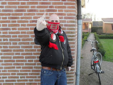 The characteristics are a tattoo on the right forearm, some clothing and a hat. feyenoord hooligan · albumelement