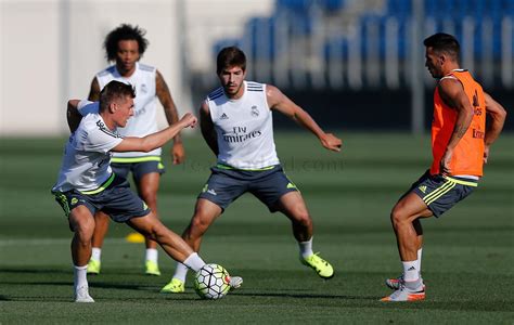 Willkommen auf der offiziellen website des fußballers und nationalspielers toni kroos. Toni Kroos trainiert bei erstem Real Madrid Training in ...