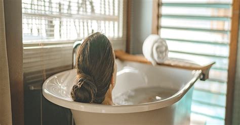 A bathtub, also known simply as a bath or tub, is a container for holding water in which a person or animal may bathe. Badewanne: Gut informiert auswählen und einbauen | Aroundhome