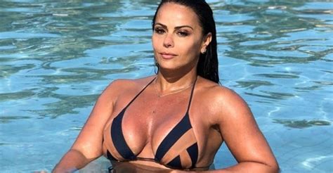 Deize mayelem de lima araújo. Viviane Araújo mostra bumbum gigantesco e recebe elogios ...