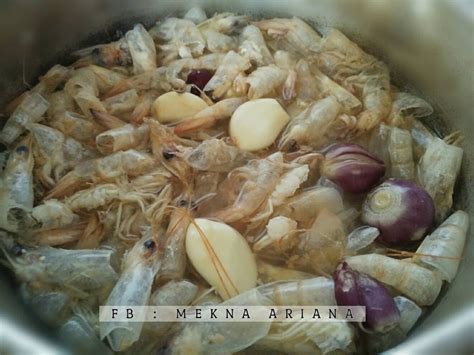 Setelah itu tumis bawang merah, bawang putih, bawang. Jangan Buang Kulit Udang. Ini Cara Buat Stok Udang Yang ...