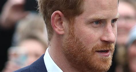 O príncipe harry recebe a decoração das mãos de sua tia, a princesa anne da inglaterra. Meghan Markle ha reso il Principe Harry l'ombra di se stesso?