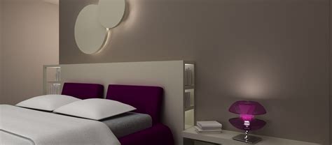 Parete cartongesso con porta scorrevole all'interno a doppia anta. Camera da letto: parete attrezzata e finiture in ...