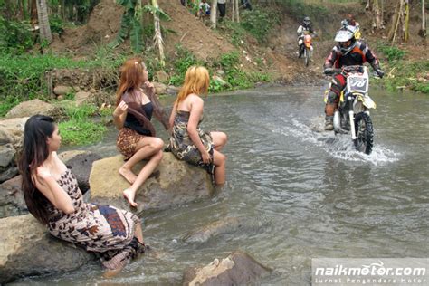 Lincahnya putri marino bermain laga pakai kemben tradisional. Gadis Kemben Tampil Menggoda Ribuan Peserta MAT5