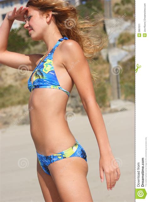 Watch these smooth nudists play at a public beach. Verticales De L'adolescence Image stock - Image du plage ...