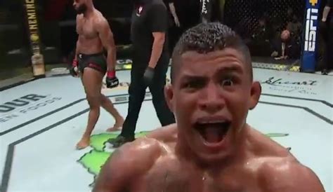 He is currently signed to the ultimate fighting championship (ufc). UFC Vegas - Gilbert Burns a roulé sur Tyron Woodley