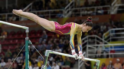 Defending world champion nina derwael practices her uneven bars routine in podium training at the stuttgart 2019 worlds. Nina Derwael, 17 ans dont 15 de gym - Le Soir Plus