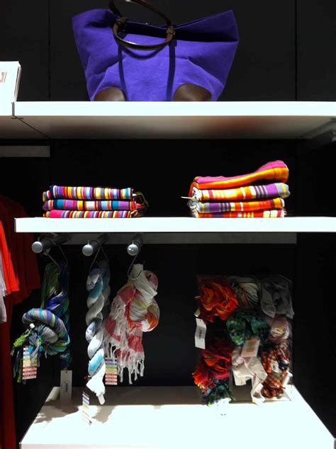Come vi ho già raccontato, io ho un debole per mia cugina enza, lei ha 18 anni compiuti da poco ed è figlia della sorella di mia madre, mia zia carmela. Take a look at Mia Zia's corner at Rackstore, Belgium ...