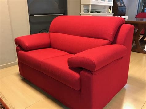 C'è una ragione per cui gli inglesi chiamano il divano a due posti con il nome di loveseat. Divano 2 posti rosso a PREZZO OUTLET