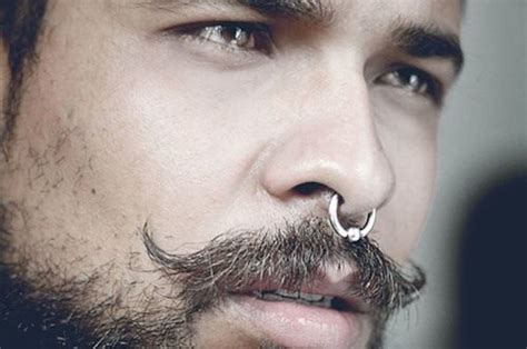 Infezione del piercing al naso: sintomi, cause, rimedi