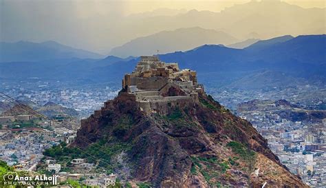 تعز هي ثاني أكبر مدينة يمنية بعد العاصمة صنعاء، تشهد تعز مدينة جبلية قريبة من البحر الأحمر وهي مركز محافظة تعز. مديرية القاهرة - ويكيبيديا