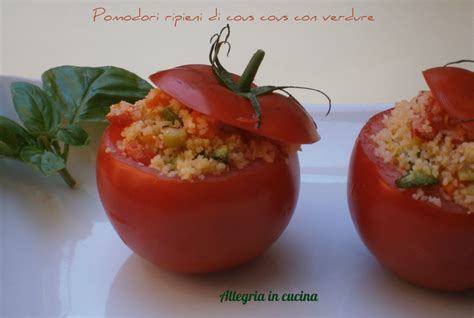 Raccogliete il cous cous in una ciotola, copritelo con l'acqua calda e lascia telo riposare per 5 minuti. Pomodori ripieni di cous cous con verdure - Allegria in cucina