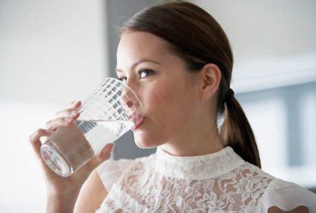 Tetapi sebenarnya hanya minum air masak, air putih atau juga air kosong adalah cara paling cepat, senang dan pantas untuk kurus. Hanya Dengan Air Putih Anda Dapat Menurunkan Berat Badan ...